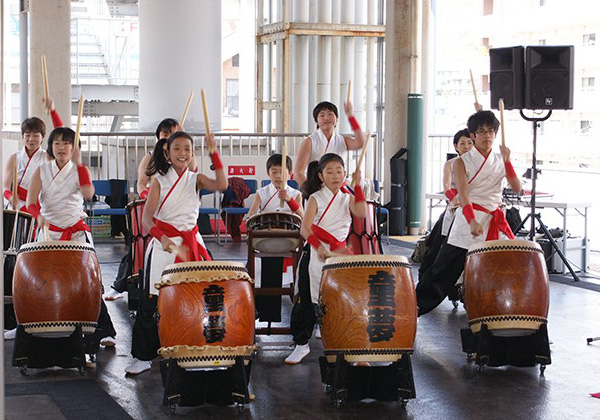 和太鼓集団「童夢」の皆さんによる祝い太鼓