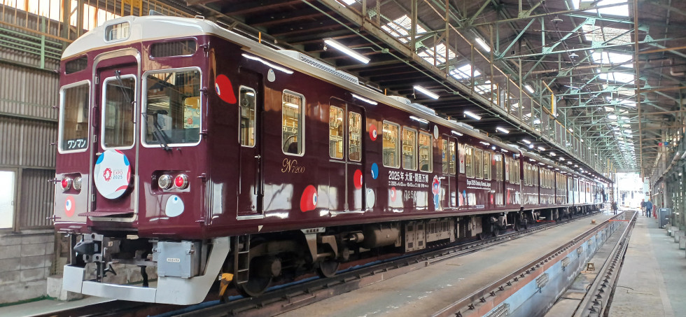 大阪・関西万博のラッピング列車